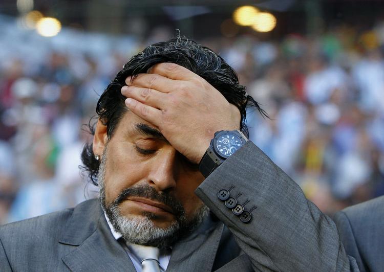 ude. Diego Maradona fik ikke succes med Argentinas landshold, men han vil fortsætte trænertilværelsen. Arkivfoto. 