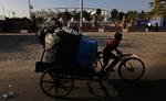 skandaleramt. Arrangørerne af Commonwealth Games i Indien forsøger at gemme den fattige indiske virkelighed væk for de atleter, der lige nu strømmer til Delhi, hvor legene skal foregå. 