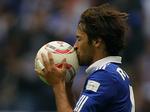 trængsler. Kys til bolden fra Raul, da spanieren scorede det første mål i tysk fodbold. Arkivfoto. 