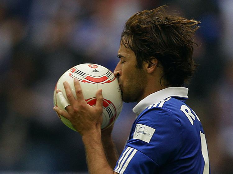 trængsler. Kys til bolden fra Raul, da spanieren scorede det første mål i tysk fodbold. Arkivfoto. 