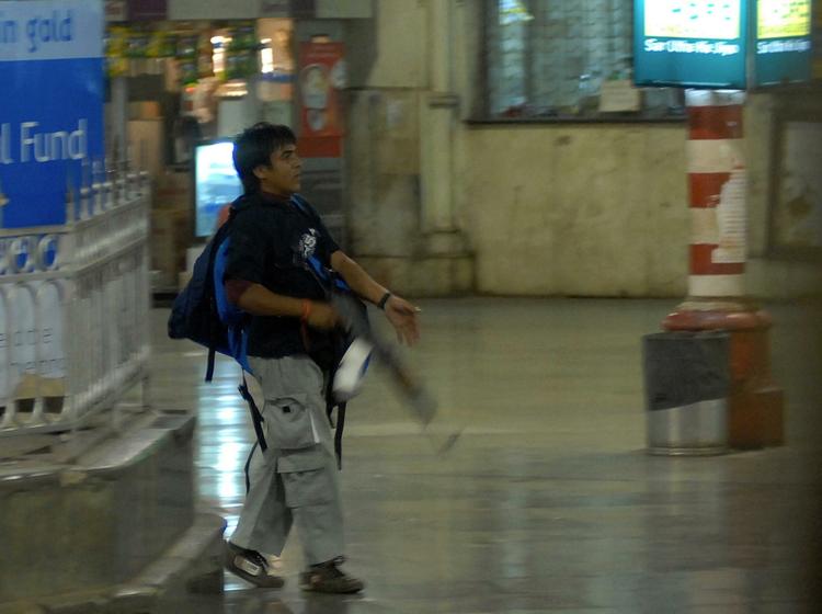 terrorangreb. Mohammed Ajmal Kasab blev fotograferet af overvågningskamera under angrebet i Mumbai. 