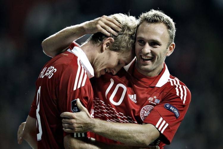 udtaget. Dennis Rommedahl (th) lykønsker Thomas Kahlenberg, der afgjorde kampen mod Island med en sen scoring. Arkivfoto. 