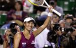 fødselsdagsgave. Kimiko Date Krumm hilser på publikum efter veteranens sejr mod Daniela Hantuchova. 