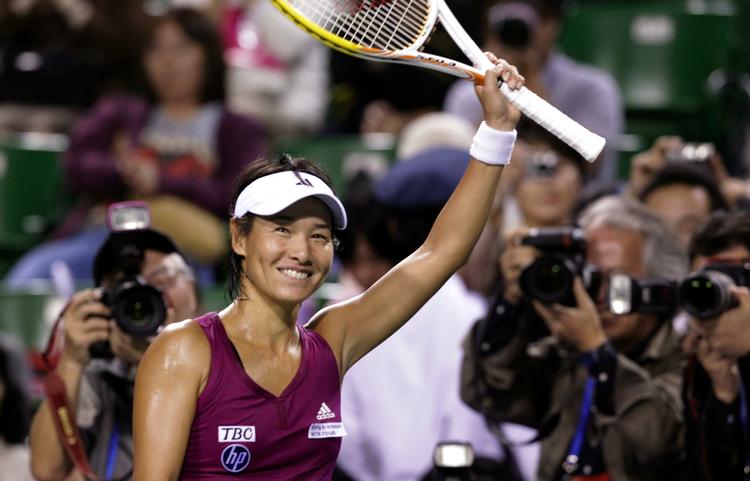 fødselsdagsgave. Kimiko Date Krumm hilser på publikum efter veteranens sejr mod Daniela Hantuchova. 