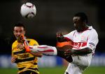 krise. Stuttgarts Arthur Boka sparker væk i klubbens første opgør i Europa League mod Young Boys fra Bern, hvor tyskerne vandt 3-0. Arkivfoto. 