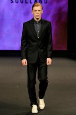 Jakkesæt. Designeren bag  det danske mærke Soulland,  Silas Adler, har slet og ret kaldt  sin seneste kollektion The Suit. 
