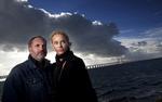 Brobygning. Danske Kim Bodnia og svenske Sofia Helin spiller hovedrollerne i 'Broen', der produceres af DR og SVT i fællesskab. Pr-foto. 