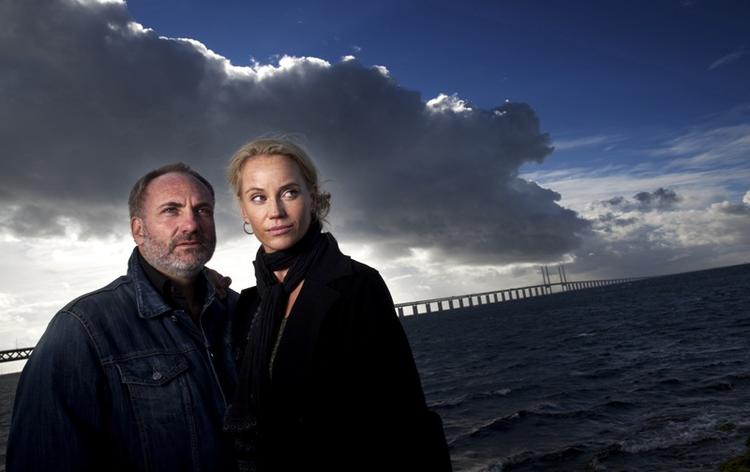 Brobygning. Danske Kim Bodnia og svenske Sofia Helin spiller hovedrollerne i 'Broen', der produceres af DR og SVT i fællesskab. Pr-foto. 