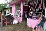 Jordskred. Skraftige regnskyl i kølvandet med den tropiske storm, der går under navnet Mathew, har i det sydlige Mexico ført til en række oversvømmelser. Og nu også et voldsomt jordskred i Oaxaca, hvor 1.000 mennesker formodes omkomne. Billedet her er fra byen Oxolotan i Tabasco-staten. 