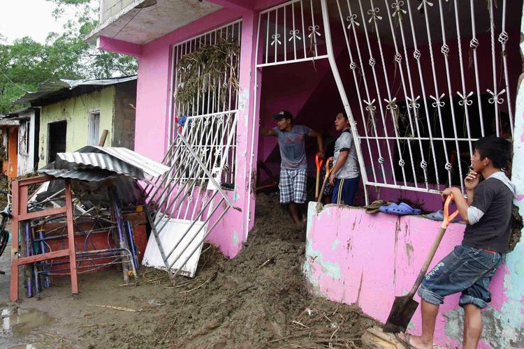 Jordskred. Skraftige regnskyl i kølvandet med den tropiske storm, der går under navnet Mathew, har i det sydlige Mexico ført til en række oversvømmelser. Og nu også et voldsomt jordskred i Oaxaca, hvor 1.000 mennesker formodes omkomne. Billedet her er fra byen Oxolotan i Tabasco-staten. 