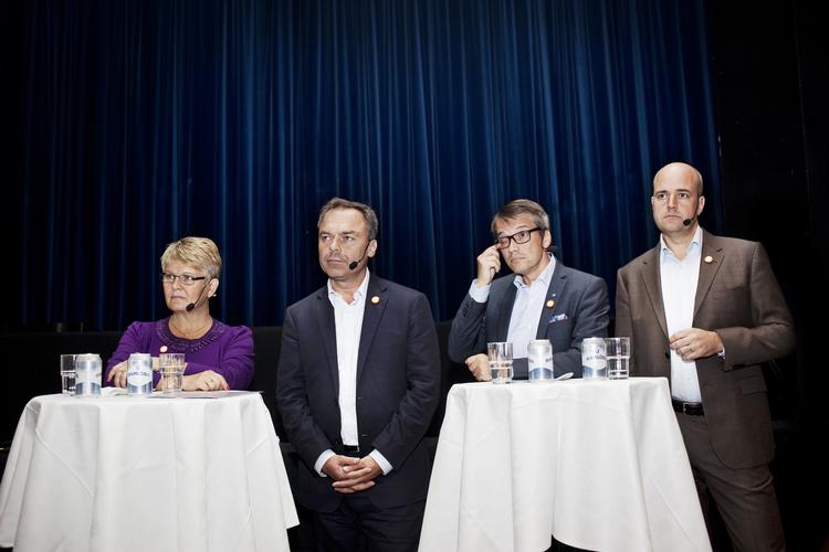 Valgkaos. Efter afvisning fra Miljöpartiet står Fredrik reinfeldt nu til at danne svensk mindretalsregering. Men der varsles om ueninghed omkring uddelingen af ministerposterne. 