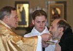 Forvandling. Under den romersk-katolske messe forvandles brød og vin under nadveren til Jesu Kristi krop og legeme. En detalje, der tilsyneladende er gået hen over hovedet på næsten halvdelen af  romersk-katolske amerikanere. 