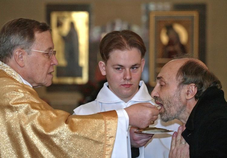 Forvandling. Under den romersk-katolske messe forvandles brød og vin under nadveren til Jesu Kristi krop og legeme. En detalje, der tilsyneladende er gået hen over hovedet på næsten halvdelen af  romersk-katolske amerikanere. 