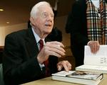 PRÆSIDENT. Jimmy Carter - her fotograferet under en tidligere bogsignering - er indlagt efter ildebefindende. 