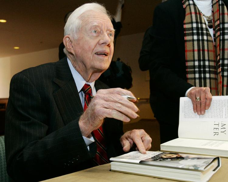PRÆSIDENT. Jimmy Carter - her fotograferet under en tidligere bogsignering - er indlagt efter ildebefindende. 