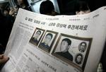 Familieforetagende. Der har hersket ekstremt meget hemmelighedskræmmeri om Kim Jong Un, men ifølge den sydkoreanske avis skulle billedet til højre forestille Nordkoreas måske næste leder. I midten er det far og nuværende diktator Kim Jung-Il og til venstre forgængeren Kilm Il Sung. 