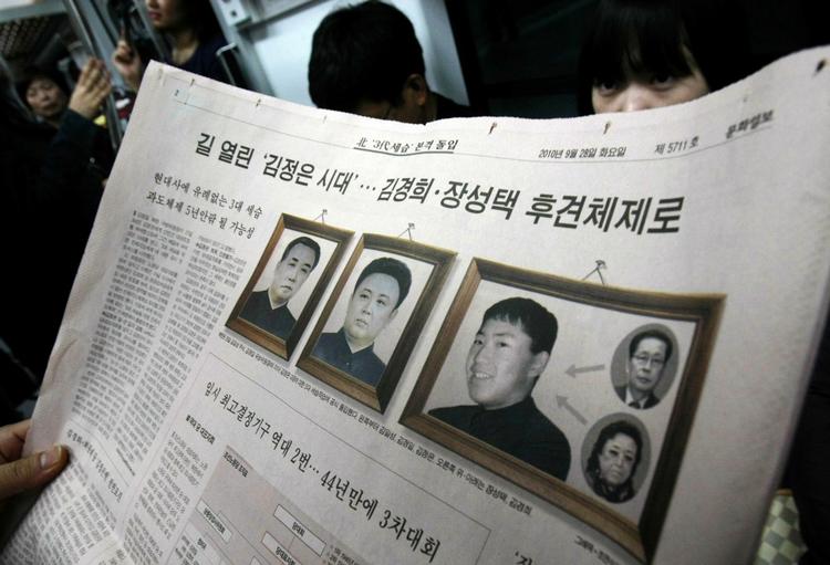 Familieforetagende. Der har hersket ekstremt meget hemmelighedskræmmeri om Kim Jong Un, men ifølge den sydkoreanske avis skulle billedet til højre forestille Nordkoreas måske næste leder. I midten er det far og nuværende diktator Kim Jung-Il og til venstre forgængeren Kilm Il Sung. 