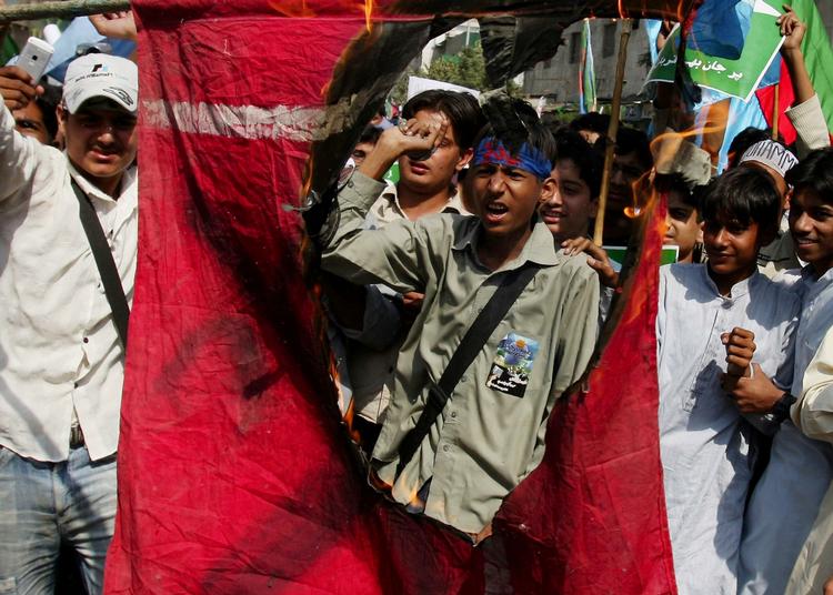 Vrede. To gange har Danmark været i kraftig modvind i den muslimske verden. Første gang i 2005, hvor Jyllands-Posten trykte Muhammed-tegningerne. Anden gang - som her i den pakistanske by Karachi - i 2008, hvor flere danske aviser genoptrykte tegningerne. 