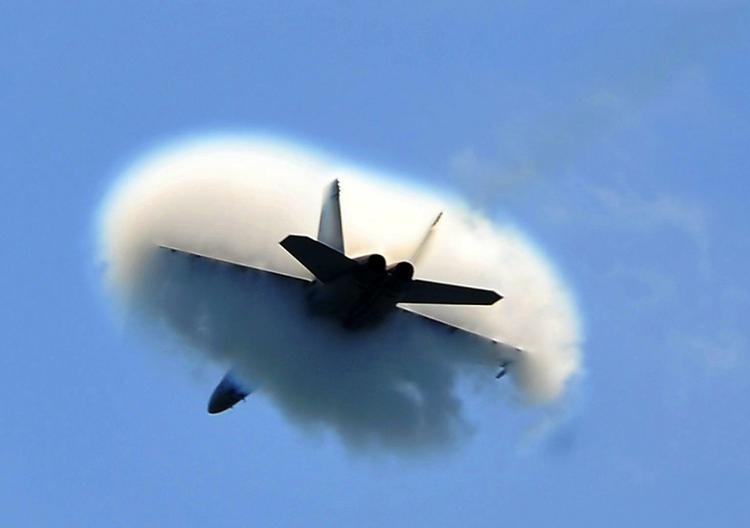 Bang! Et Super Hornet-jagerfly gennembryder lydmuren. 