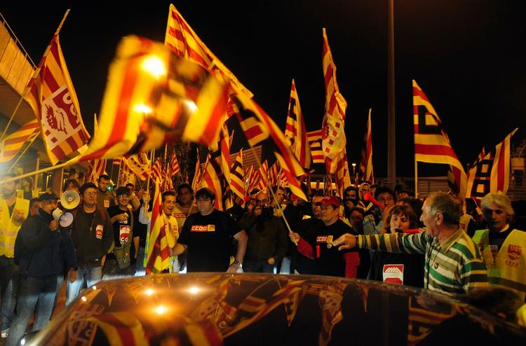 Generalstrejke. Utilfredse arbejdere - her i Barcelona - blokerer vejene i forbindelse med generalstrejke i Spanien i dag. 