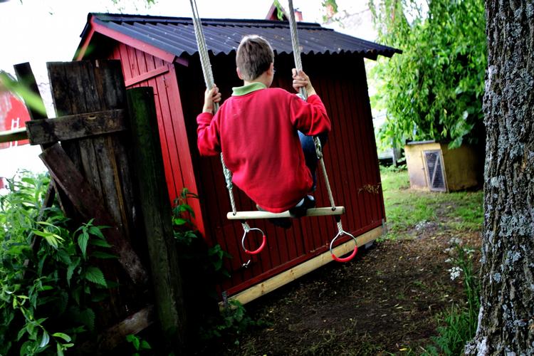 Misbrug i familien kan ødelæggee børnenes psykiske helbred. Drengen på gyngen blev født med abstinenser. Arkiv 