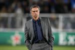 bekymret. Real Madrids manager Jose Mourinho har efterhånden fået skabt et solidt fundament i holdets bagerste kæde. Men angrebet leverer ikke rigtig varen. 
