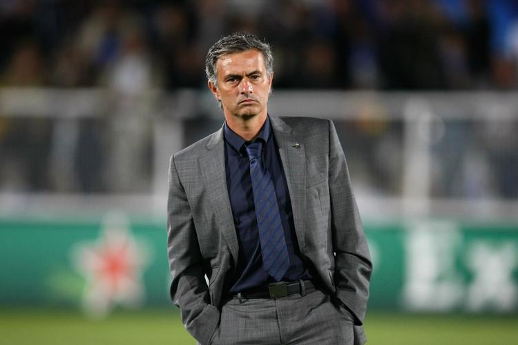 bekymret. Real Madrids manager Jose Mourinho har efterhånden fået skabt et solidt fundament i holdets bagerste kæde. Men angrebet leverer ikke rigtig varen. 