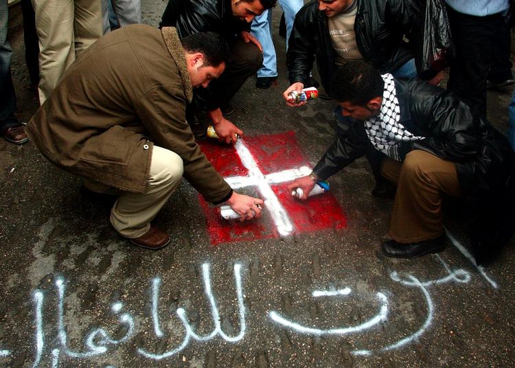 'Død over Danmark' står der på jorden ved siden af det spraymalede flag. Det er lørdag 4. februar i Hebron. 