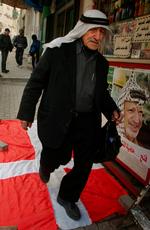 En palæstinensisk mand viser 29. januar sin foragt for Danmark ved at træde på Dannebrog i byen Nablus på Vestbredden. 