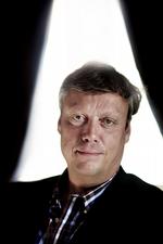 Komedie. Jonas Jonasson har i år haft overraskende succes i Sverige med sin roman omHundredåringen, der kravlede ud ad vinduet og forsvandt. 