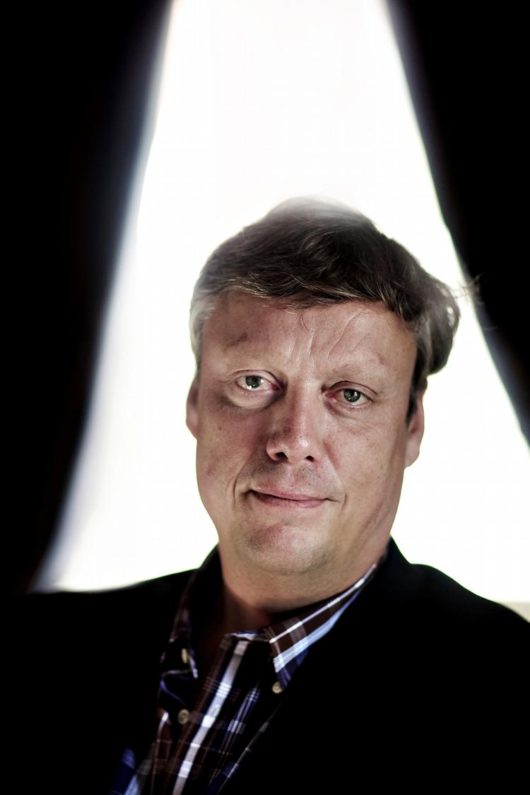 Komedie. Jonas Jonasson har i år haft overraskende succes i Sverige med sin roman omHundredåringen, der kravlede ud ad vinduet og forsvandt. 