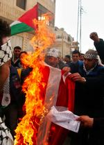I byen Hebron på Vestbredden brænder medlemmer af Fatah-bevægelsen Dannebrog. 