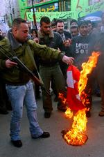 Også i byen Nablus bliver der sat ild til Dannebrog 29. januar. Her er det et bevæbnet medlem af Al-Aqa Martyrernes Brigade. 