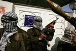 I Gaza By trænger militante palæstinensere ind i EU-kommissionens kontor for at protestere over de danske tegninger. 