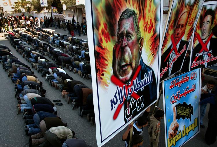 31 januar. Protesterne tager til i styrke, og i Gaza By optræder statsminister Anders Fogh Rasmussen side om side med USA's præsident og Israels premierminister under en demonstration med 5.000 deltagere. 