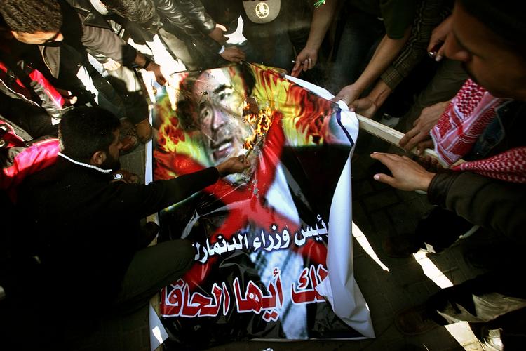 'Skam dig, taber' står der på plakaten med Anders Fogh Rasmussen. 