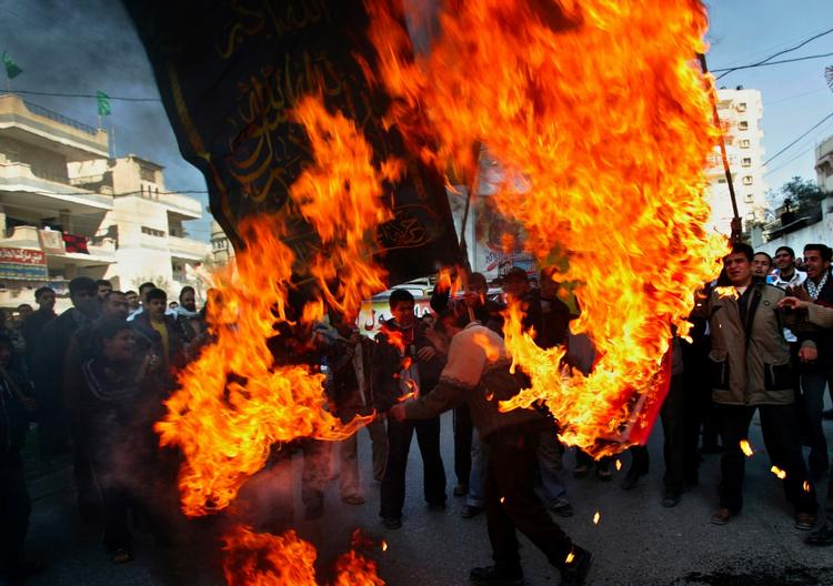 Også ved demonstrationen i Gaza By bliver Dannebrog sat i brand. 