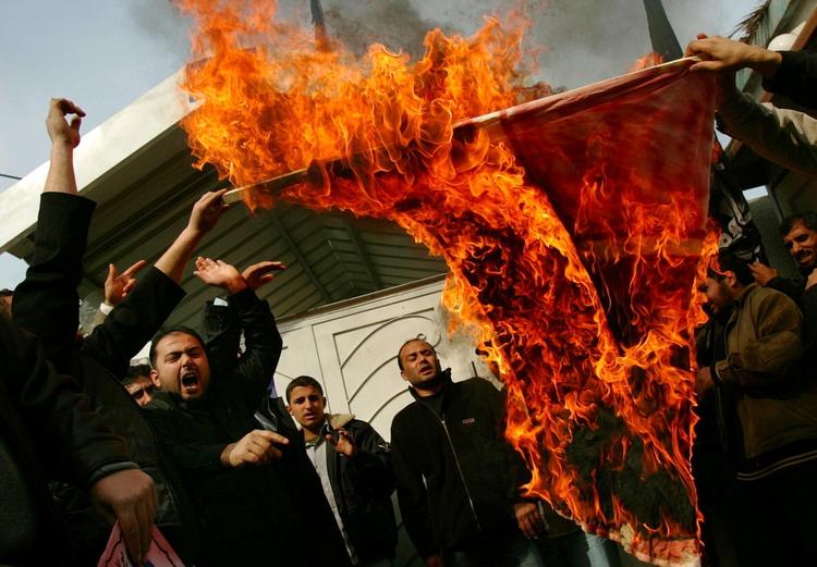 ... og sætter ild til Dannebrog. 