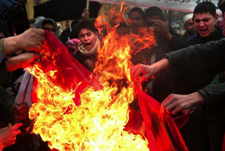 Efter fredagsbønnen 3. februar samles demonstranter i Bagdad og brænder Dannebrog af. 