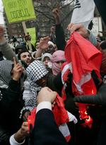 Også i London bliver der sat ild til Dannebrog. 