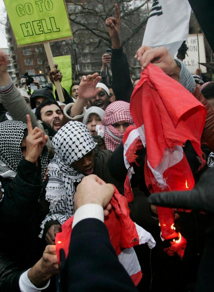 Også i London bliver der sat ild til Dannebrog. 