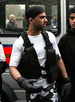 I london klæder en anti-dansk demonstrant sig ud med selvmords-bombebælte ved en demonstration uden for den danske ambassade. 