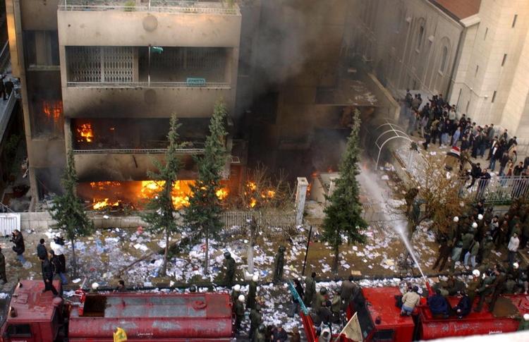 Brandfolk kæmper mod ilden eftter angrebet på ambassaden i Damaskus. 