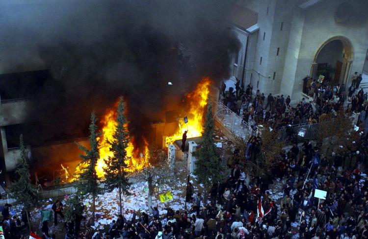 Lørdagens uro kulminerer i Syrien, hvor tusindvis af vrede demonstranter går til angreb på Danmarks ambassade i Damaskus. 
