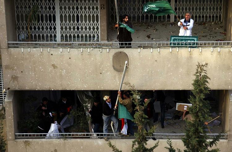 Vrede demonstranter i den danske ambassade. 