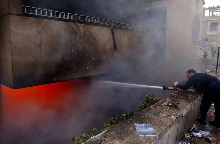 En brandmand kæmper med flammerne. 