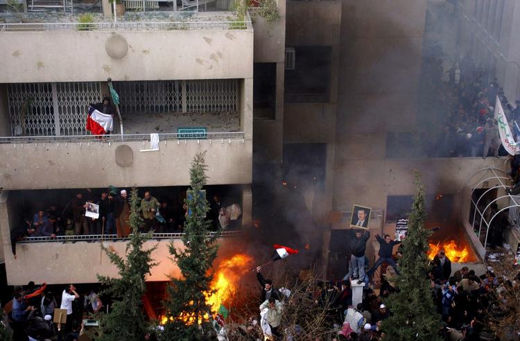 Politiet forsøgte at stoppe angrebet med tåregas og vandkanoner. 