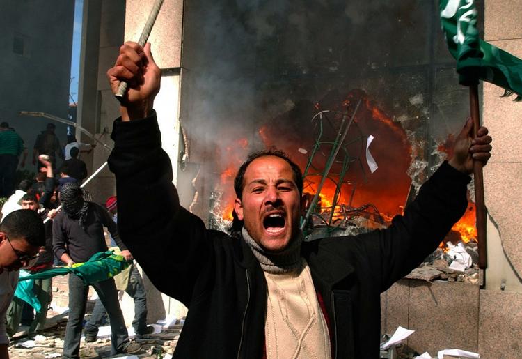 En af demonstranterne foran konsulatet. 