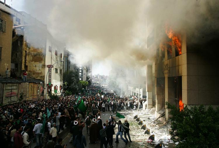 I Beirut trænger demonstranter ind det danske konsulat og sætter ild til bygningen. 