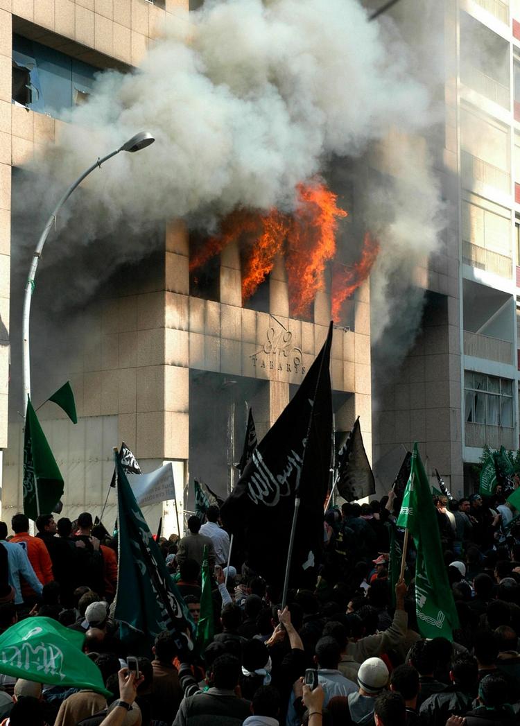 Sikkerhedstyrker prøvede at stoppe den vrede menneskemængde med tåregas og skud i luften, men det var ikke nok. 